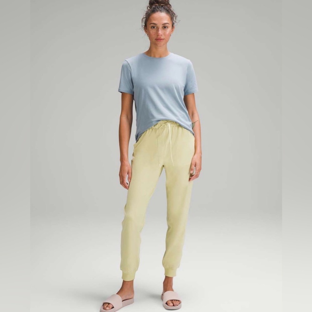 Lululemon Stretch High-Rise Jogger *Full Length
Finch Yellow size 6